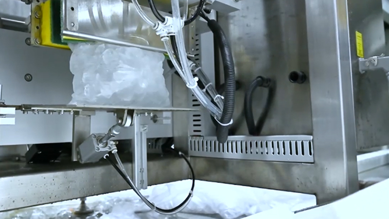 Machine d'emballage de glace verticale volumétrique
