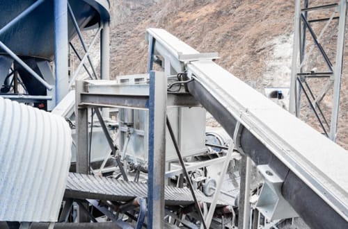 20 tonnes de glace en flocons pour le refroidissement du béton dans un projet de coulage en masse d’une centrale hydroélectrique